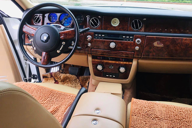 Nội thất bên trong xe dễ gây choáng ngợp cho những ai được ngắm cận cảnh một chiếc siêu xe sang Rolls-Royce, ngoài việc sử dụng các chất liệu da thật được làm thủ công và gỗ cây óc chó - phía trần xe còn được bố trí hàng ngàn bóng đèn LED nhỏ, tạo nên khung cảnh một "bầu trời sao sáng" về đêm.