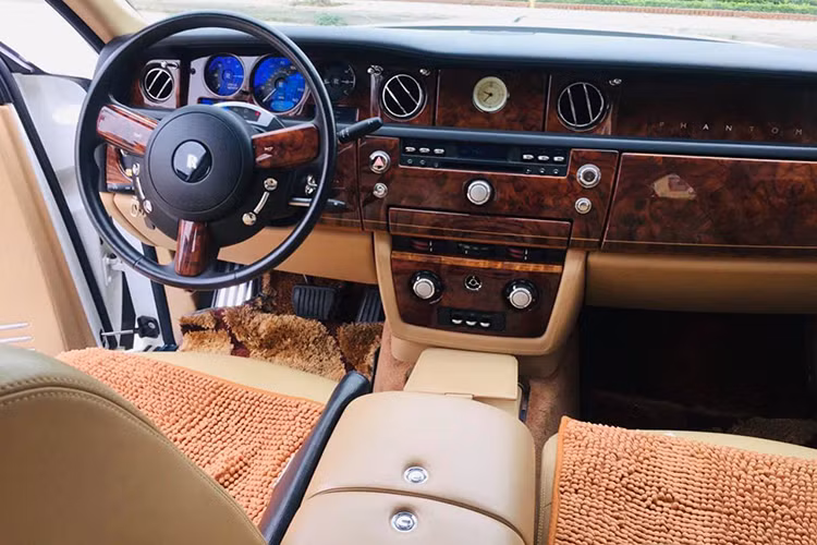 Nội thất bên trong xe dễ gây choáng ngợp cho những ai được ngắm cận cảnh một chiếc siêu xe sang Rolls-Royce, ngoài việc sử dụng các chất liệu da thật được làm thủ công và gỗ cây óc chó - phía trần xe còn được bố trí hàng ngàn bóng đèn LED nhỏ, tạo nên khung cảnh một "bầu trời sao sáng" về đêm.