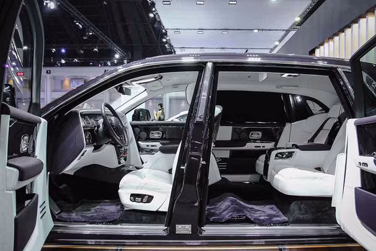 Những trang bị tiêu chuẩn của Rolls-Royce Phantom 2018 bao gồm cửa sau tự hít, 4 camera với hệ thống quan sát toàn cảnh, quan sát ban đêm và quan sát 360 độ, hệ thống kiểm soát hành trình thích ứng, kết nối Wifi, hệ thống định vị cũng như giải trí mới nhất hiện nay.