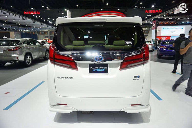 Gương chiếu hậu cỡ lớn của Toyota Alphard 2018 thiết kế hiện đại, trên gương có tích hợp đèn báo rẽ, chức năng chỉnh điện và gập điện tự động. Xe được trang bị bộ la-zăng đa chấu bề thế, khỏe khoắn và thể thao hơn.