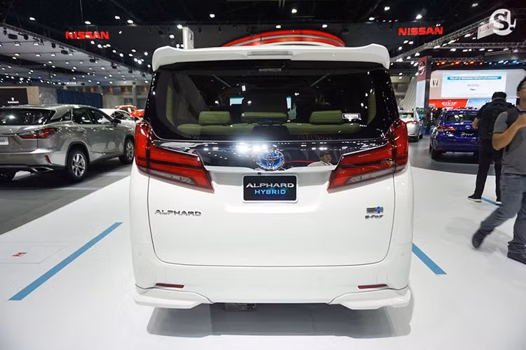 Gương chiếu hậu cỡ lớn của Toyota Alphard 2018 thiết kế hiện đại, trên gương có tích hợp đèn báo rẽ, chức năng chỉnh điện và gập điện tự động. Xe được trang bị bộ la-zăng đa chấu bề thế, khỏe khoắn và thể thao hơn.