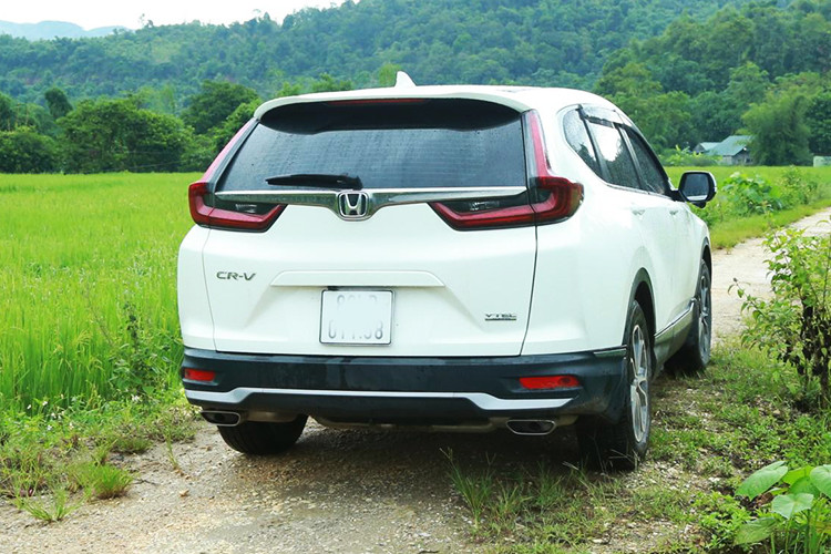 Tất cả các hệ thống chiếu sáng của xe đều có tính năng thích ứng tự động nằm trong hệ thống an toàn Honda Sensing. Bên cạnh đó, toàn bộ đèn sương mù của 3 bản Honda CR-V 2020 đều là dạng LED thay vì halogen như ở CR-V E, CR-V G bản cũ. Ngoài ra, ở bản L xe được trang bị đầy đủ tính năng đá chân mở cốp tương tự ở Thái Lan.