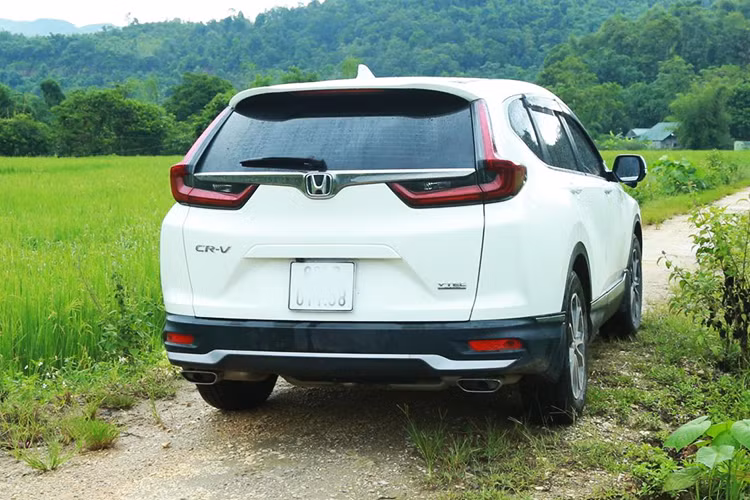 Tất cả các hệ thống chiếu sáng của xe đều có tính năng thích ứng tự động nằm trong hệ thống an toàn Honda Sensing. Bên cạnh đó, toàn bộ đèn sương mù của 3 bản Honda CR-V 2020 đều là dạng LED thay vì halogen như ở CR-V E, CR-V G bản cũ. Ngoài ra, ở bản L xe được trang bị đầy đủ tính năng đá chân mở cốp tương tự ở Thái Lan.