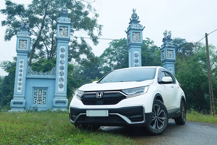 Với những đổi mới Honda CR-V mới đã tăng nhẹ giá bán, bù lại đây là xe lắp ráp trong nước hưởng ưu đãi 50% lệ phí trước bạ. Giá xe Honda CR-V 2020 đề xuất chính hãng từ 998 triệu đồng cho phiên bản E, 1,048 tỷ đồng cho CR-V bản G và cao nhất là 1,118 tỷ đồng cho CR-V bản L. Tại Việt Nam, CR-V 2020 sẽ là đối thủ sừng sỏ của Mazda CX-5, Mitsubishi Outlander, Nissan X-Trail, Hyundai Tucson, MG HS...