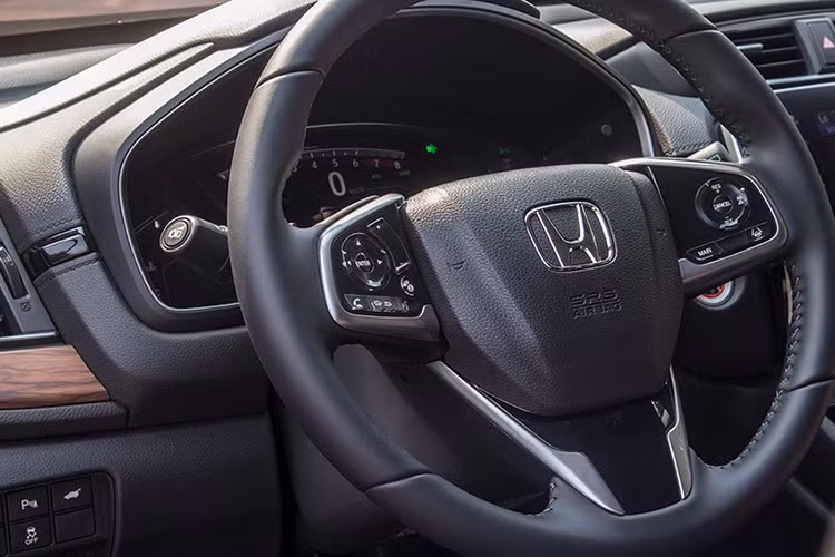 Đáng chú ý, trên Honda CR-V 2020 mới người dùng sẽ nhận ra chi tiết khác biệt với nút bấm trên xe đã nhiều hơn để đảm bảo sự hoạt động của hệ thống Honda Sensing. Cụm đồng hồ điện tử của xe được chia thành 3 khu vực biệt lập, trung tâm quan trọng nhất với khả năng hiển thị vòng tua và tốc độ, chức năng hiển thị thông số của hệ thống an toàn Honda Sensing cũng có mặt tại đây.
