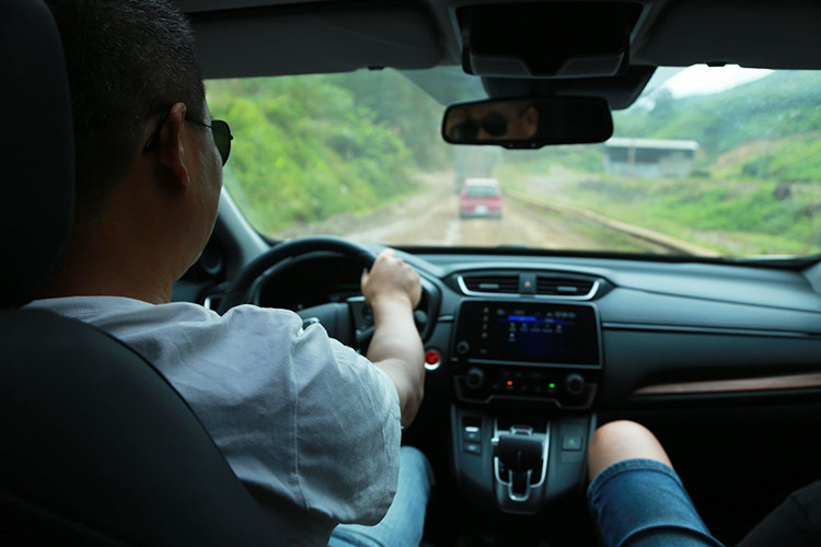 Ngoài ra, với hàng loạt công nghệ hỗ trợ người lái như Hệ thống hỗ trợ phanh giảm thiểu chạm (CMBS), Hệ thống đèn pha thích ứng (AHB), Hệ thống cảnh báo lệch làn đường &amp; hỗ trợ duy trì làn ( RDM &amp; LKAS), Hệ thống ga tự động thích ứng bao gồm dải tốc độ thấp (ACC with LSF), Hệ thống giám sát làn đường Lanewatch qua camera (bản G và L)... người dùng có thể yên tâm khi vận hành xe ở nhiều điều kiện khác nhau.