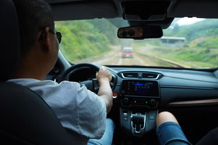 Ngoài ra, với hàng loạt công nghệ hỗ trợ người lái như Hệ thống hỗ trợ phanh giảm thiểu chạm (CMBS), Hệ thống đèn pha thích ứng (AHB), Hệ thống cảnh báo lệch làn đường &amp; hỗ trợ duy trì làn ( RDM &amp; LKAS), Hệ thống ga tự động thích ứng bao gồm dải tốc độ thấp (ACC with LSF), Hệ thống giám sát làn đường Lanewatch qua camera (bản G và L)... người dùng có thể yên tâm khi vận hành xe ở nhiều điều kiện khác nhau.