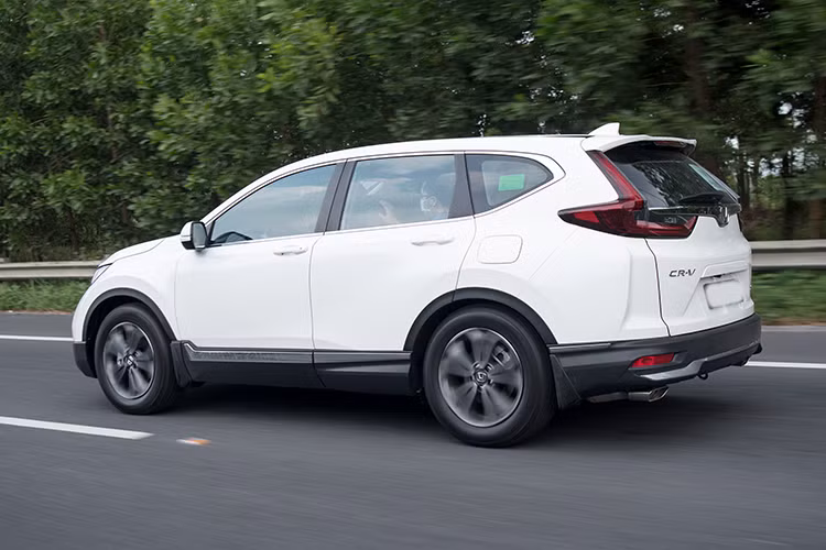 Theo trải nghiệm thực tế trên đường, một trong những công nghệ hữu ích nhất trên Honda CR-V mới là tính năng ga tự động thích ứng hoạt động cả ở dải tốc độ thấp. Khi cài đặt chế độ ga hành trình, người lái hoàn toàn có thể yên tâm chiếc xe của mình luôn được giữ khoảng cách an toàn với xe phía trước. Ngoài ra, tính năng quan sát điểm mù qua camera cũng giúp người dùng dễ dàng quan sát hơn điểm mù xung quanh xe và đều được hiển thị đầy đủ, rõ nét nhất trên màn hình trung tâm. 