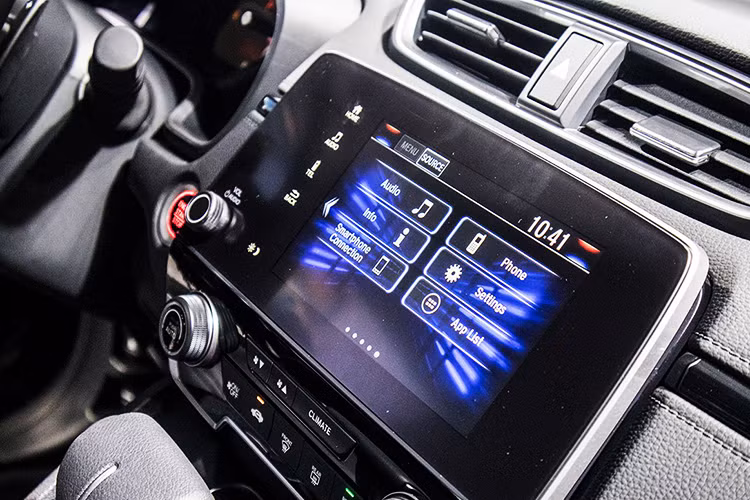 Trên phiên bản G &amp; L, Honda sẽ trang bị cho CR-V màn hình giải trí 7 inch công nghệ IPS với khả năng kết nối điện thoại thông minh, cho phép nghe nhạc, gọi điện, nhắn tin, sử dụng bản đồ, ra lệnh bằng giọng nói,... sạc điện thoại không dây và mở cốp rảnh tay cũng xuất hiện trên bản L. Xe vẫn đảm bảo duy trì không gian ghế ngồi đủ dùng cho khách hàng với cấu hình 5+2, ghế lái chỉnh điện 8 hướng đồng nhất trên 3 phiên bản.