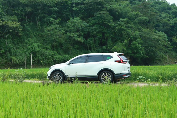 Về kích thước Honda CR-V thế hệ mới đã có sự thay đổi về chiều dài tổng thể tăng thêm 39mm so với phiên bản cũ, với kích thước Dài x Rộng x Cao 4.623 x 1.855 x 1.679, khoảng sáng gầm xe có kích thước là 198mm, la zăng với thiết kế mới kích thước 235/60R18. Ngoại hình xe có nhiều điểm tương đồng với thế hệ cũ, tuy nhiên xe được trang bị thêm ốp cản trước, cản sau và mâm xe mới khác biệt so với hiện tại.
