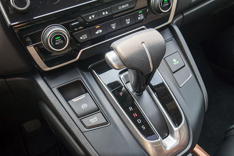 Về động cơ, Honda CR-V 2020 giữ nguyên so với phiên bản cũ vẫn là khối động cơ tăng áp 1,5 lít, công suất cực đại 188 mã lực tại 5.600 vòng/phút, mô men xoắn cực đại 240 Nm tại dải vòng tua từ 2.000 -5.000 vòng/phút, đi cùng hộp số tự động vô cấp CVT ứng dụng công nghệ earthdreams tiêu hao nhiên liệu trong điều kiện thử nghiệm đường hỗn hợp của xe ở mức 6,9 lít/100 km.