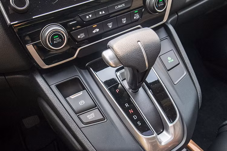 Về động cơ, Honda CR-V 2020 giữ nguyên so với phiên bản cũ vẫn là khối động cơ tăng áp 1,5 lít, công suất cực đại 188 mã lực tại 5.600 vòng/phút, mô men xoắn cực đại 240 Nm tại dải vòng tua từ 2.000 -5.000 vòng/phút, đi cùng hộp số tự động vô cấp CVT ứng dụng công nghệ earthdreams tiêu hao nhiên liệu trong điều kiện thử nghiệm đường hỗn hợp của xe ở mức 6,9 lít/100 km.