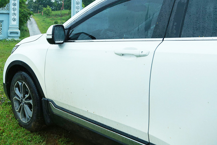 Gương chiếu hậu xe giờ đây đã tích hợp camera quan sát điểm mù nằm bên phải, nhưng trang bị này sẽ chỉ hiện diện trên bản cao cấp nhất. Trên phiên bản mới, xe có phần ống xả bọc kim loại sáng màu ấn tượng hơn hẳn kết hợp cùng ốp cản sau cá tính. Sự thay đổi ở ngoại thất trên Honda CR-V 2020 không quá nhiều, nhưng chừng đó là đủ để gây ấn tượng với khách hàng khi so sánh nó với các đối thủ cùng phân khúc.