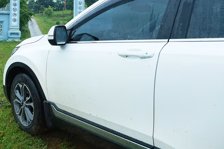 Gương chiếu hậu xe giờ đây đã tích hợp camera quan sát điểm mù nằm bên phải, nhưng trang bị này sẽ chỉ hiện diện trên bản cao cấp nhất. Trên phiên bản mới, xe có phần ống xả bọc kim loại sáng màu ấn tượng hơn hẳn kết hợp cùng ốp cản sau cá tính. Sự thay đổi ở ngoại thất trên Honda CR-V 2020 không quá nhiều, nhưng chừng đó là đủ để gây ấn tượng với khách hàng khi so sánh nó với các đối thủ cùng phân khúc.