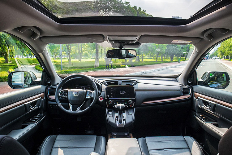 Về nội thất, trên 2 phiên bản cao cấp vật liệu ốp gỗ ở khu vực táp-lô, táp-li cửa giúp Honda CR-V trở nên cao cấp hơn, trong khi đó bản tiêu chuẩn sử dụng nhựa màu kim loại. Ngoài ra, CR-V còn được bao phủ bởi da, khu vực cần số được đưa lên cao gần vị trí người lái hơn được đánh giá là khá tiện dụng (Tài xế sẽ dễ dàng thao tác hơn thay vì cần số ở khu vực điều khiển trung như hầu hết các mẫu xe khác đều nằm thấp).