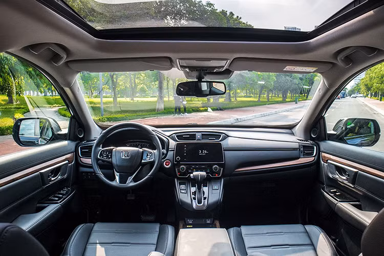 Về nội thất, trên 2 phiên bản cao cấp vật liệu ốp gỗ ở khu vực táp-lô, táp-li cửa giúp Honda CR-V trở nên cao cấp hơn, trong khi đó bản tiêu chuẩn sử dụng nhựa màu kim loại. Ngoài ra, CR-V còn được bao phủ bởi da, khu vực cần số được đưa lên cao gần vị trí người lái hơn được đánh giá là khá tiện dụng (Tài xế sẽ dễ dàng thao tác hơn thay vì cần số ở khu vực điều khiển trung như hầu hết các mẫu xe khác đều nằm thấp).