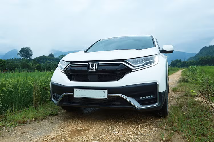 Về kiểu dáng Honda CR-V 2020 tại Việt Nam nhìn chung vẫn có nhiều điểm tương đồng với thế hệ trước, tuy nhiên xe được trang bị thêm ốp cản trước, cản sau và mâm xe hai tông màu. Đèn pha và cos của Honda CR-V 2020 vẫn không thay đổi như dạng halogen ở bản E và LED ở hai bản G và L.