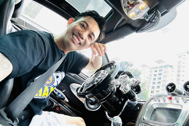 Xe sở hữu 2 màu là đen mờ và xanh mờ, ngoại hình của siêu phẩm Pagani Huayra còn có nhiều chi tiết thể hiện cá tính cũng như phong cách chơi xe riêng của đại gia này với logo công ty gia đình, chữ ký hay còn số 405 xuất hiện trên mui xe. Cuối cùng là phía dưới cánh gió đuôi của xe Pagani Huayra được dán màu đỏ-trắng-xanh.