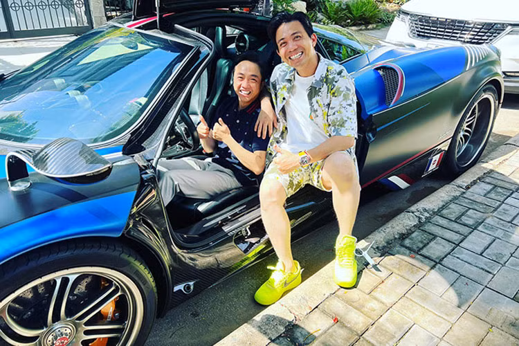 Minh Nhựa mua chiếc Pagani Huayra triệu đô này từ đại lý xe có tiếng ở Dubai, sau đó, phía hãng xe Ý đã tặng cho tay chơi Việt Nam 1 tấm huy hiệu mang ý nghĩa người sở hữu xe Huayra. Trên toàn thế giới, chỉ có 100 xe Pagani Huayra được sản xuất.