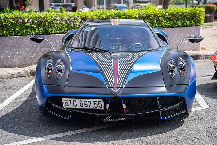 "Trái tim" trên mẫu xe được mệnh danh là "thần gió" này sẽ kết hợp cùng hộp số tuần tự 7 cấp với ly hợp đơn, nhờ đó, xe hypercar Pagani Huayra của Minh Nhựa chỉ mất khoảng 2,8 giây để có thể tăng tốc từ vị trí đứng yên lên 100 km/h trước khi đạt vận tốc tối đa 370 km/h.