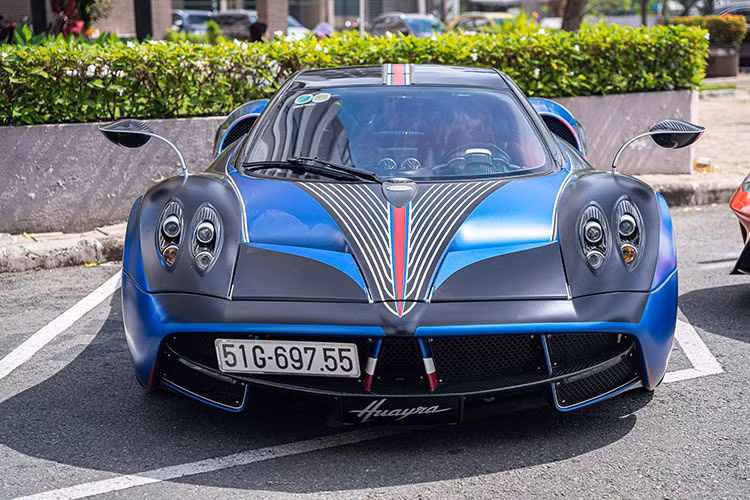 "Trái tim" trên mẫu xe được mệnh danh là "thần gió" này sẽ kết hợp cùng hộp số tuần tự 7 cấp với ly hợp đơn, nhờ đó, xe hypercar Pagani Huayra của Minh Nhựa chỉ mất khoảng 2,8 giây để có thể tăng tốc từ vị trí đứng yên lên 100 km/h trước khi đạt vận tốc tối đa 370 km/h.