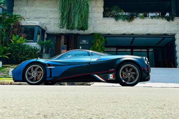 Có vẻ như thấy Cường Đô la đang trên đà sắm xe cực máu lửa, Minh Nhựa liền mang Pagani Huayra hơn 80 tỷ sang tận nhà để giao xe, cụ thể, tay chơi 8X chia sẻ ảnh chiếc siêu xe triệu đô "thần gió" của mình đang đỗ trước biệt thự của bạn ở quận 7, TP HCM kèm dòng trạng thái "Alo bạn núi (Cường Đô la) ơi, ra nhận xe".