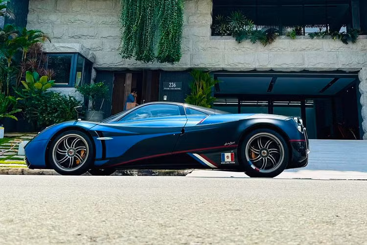 Có vẻ như thấy Cường Đô la đang trên đà sắm xe cực máu lửa, Minh Nhựa liền mang Pagani Huayra hơn 80 tỷ sang tận nhà để giao xe, cụ thể, tay chơi 8X chia sẻ ảnh chiếc siêu xe triệu đô "thần gió" của mình đang đỗ trước biệt thự của bạn ở quận 7, TP HCM kèm dòng trạng thái "Alo bạn núi (Cường Đô la) ơi, ra nhận xe".