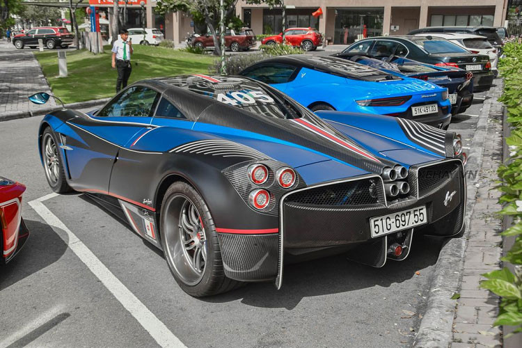Siêu phẩm Pagani Huayra của Minh Nhựa sử dụng "trái tim" V12, dung tích 6.0 lít, tăng áp kép do Mercedes-AMG sản xuất, động cơ này giúp Pagani Huayra sản sinh công suất tối đa 720 mã lực tại vòng tua máy 5.800 vòng/phút và mô-men xoắn cực đại 1.000 Nm tại dải vòng tua máy 2.250-4.500 vòng/phút.