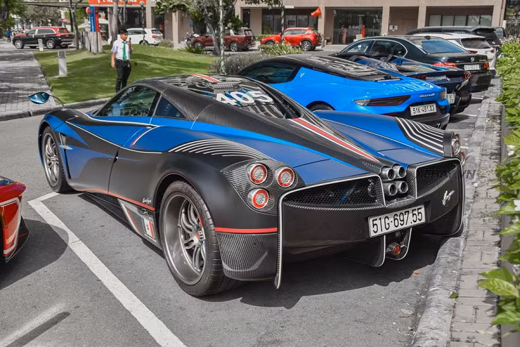 Siêu phẩm Pagani Huayra của Minh Nhựa sử dụng "trái tim" V12, dung tích 6.0 lít, tăng áp kép do Mercedes-AMG sản xuất, động cơ này giúp Pagani Huayra sản sinh công suất tối đa 720 mã lực tại vòng tua máy 5.800 vòng/phút và mô-men xoắn cực đại 1.000 Nm tại dải vòng tua máy 2.250-4.500 vòng/phút.