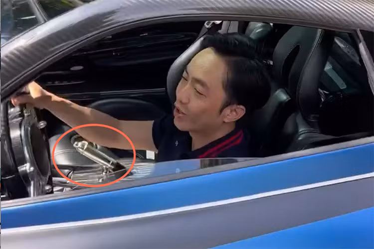 Được biết, Minh Nhựa đã vài lần mang thần gió Pagani Huayra vào garage xe nhà Cường Đô la để bạn của mình cầm lái, sau đó chụp ảnh cũng như khám phá bộ sưu tập xe của người bạn phố núi.