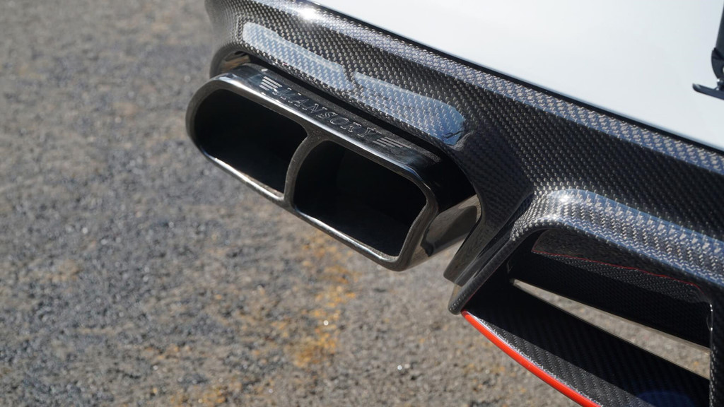 Mercedes-AMG C63 cũng nhận được sự nâng cấp vượt trội ở sức mạnh truyền động. Xe sử dụng bộ động cơ V8 4,0L tăng áp, sản sinh công suất tối đa 650 mã lực và mô-men xoắn cực đại 850 Nm, cho phép tốc độ tối đa chạm mức 310 km/h. Hiện giá bán của bản độ chưa được Mansory tiết lộ.