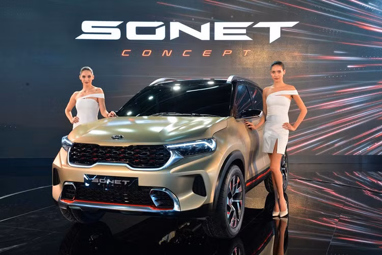 Đầu tiên là động cơ xăng 1,2 lít, đi với hộp số sàn. Thứ hai là động cơ xăng tăng áp, dung tích 1.0 lít, kết hợp cùng hộp số sàn hoặc tự động ly hợp kép. Cuối cùng là động cơ diesel 1,5 lít, đồng hành cùng hộp số sàn hoặc hộp số tự động. Giá xe Kia Sonet 2021 tại thị trường Ấn Độ hiện vẫn bị giữ kín nhưng được dự đoán dao động trong khoảng từ 700.000 - 1.200.000 Rupee (khoảng 217 - 371 triệu đồng).