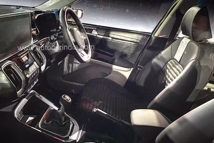 Hiện chưa có hình ảnh của không gian bên trong Kia Sonet cỡ nhỏ mới. Tuy nhiên, hình ảnh rò rỉ vào hồi tháng 4 năm nay cho thấy mẫu xe này được trang bị nội thất khá sang trọng, theo phong cách Sorento. Theo đó, bên trong xe là nội thất màu đen phối be thanh lịch với ghế ôm thân người ngồi, bọc da và đi kèm chỉ khâu màu đỏ thể thao.