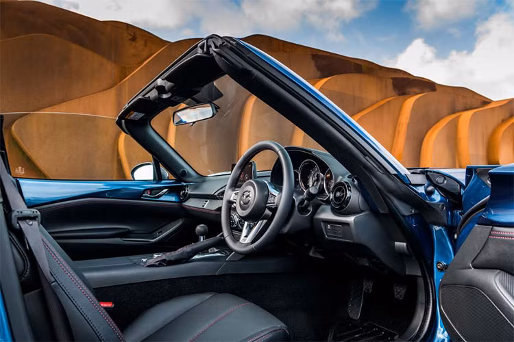 Nội thất xe được bọc da đen, toàn bộ ca bin mang màu đen chủ đạo nổi bật với những đường chỉ đỏ làm điểm nhấn. Vô lăng 3 chấu, logo Sport Black trên táp-lô... Các tiện nghi tiêu chuẩn có mặt trên biến thể này như gạt mưa cùng đèn pha tự động, cảm biến đỗ xe phía sau.