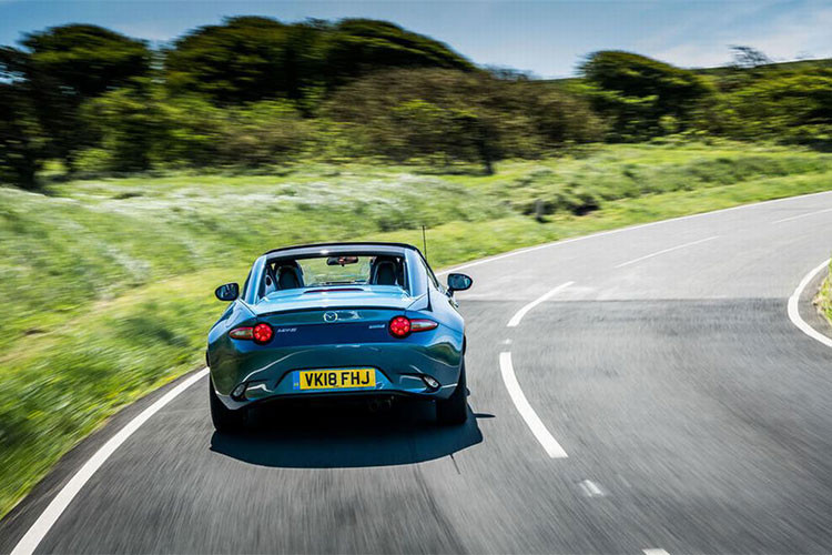 Sức mạnh được truyền tới cầu sau (RWD) qua hộp số sàn 6 cấp (6 MT). Tại Anh, giá bán của phiên bản này là 25.695 Bảng Anh (tương đương 798,5 triệu đồng), xe sẽ được bán ra tại Anh từ ngày 28/5/2018.