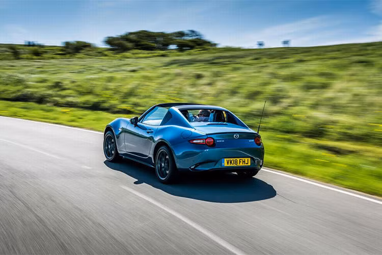 Xe được trang bị bộ mâm họp kim 8 chấu kích thước 17 inch với màu xám nòng súng giống như những chiếc MX-5 RF thường, trong khi chi tiết màu đen duy nhất ở ngoại thất chỉ là cặp ốp gương.