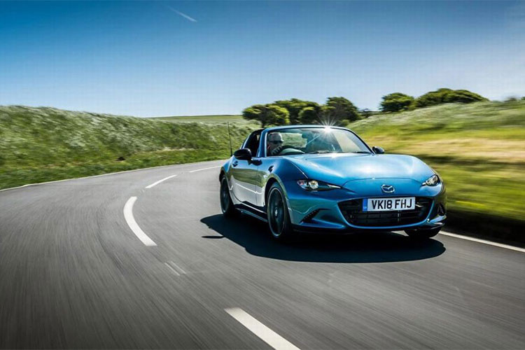 Về ngoại thất, trái với tên gọi - Mazda MX-5 RF Sport Black Edition không dùng màu đen chủ đạo, thân xe được sơn màu xanh dương đặc biệt Eternal Blue Mica, tạo ra bởi các nghệ nhân pha màu ở Nhật Bản.