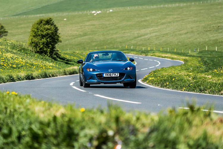 Được giới thiệu vào năm 1989 tại triển lãm Chicago Auto Show, trải qua hơn 25 năm Mazda Miata hay MX-5 Miata là một trong những dòng xe mui trần bán chạy nhờ mức giá rẻ. Mazda MX-5 cũng từng được phân phối chính hãng tại Việt Nam vào năm 2012 qua Thaco Trường Hải với mức giá khoảng 2 tỷ đồng.