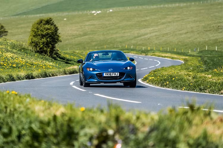 Được giới thiệu vào năm 1989 tại triển lãm Chicago Auto Show, trải qua hơn 25 năm Mazda Miata hay MX-5 Miata là một trong những dòng xe mui trần bán chạy nhờ mức giá rẻ. Mazda MX-5 cũng từng được phân phối chính hãng tại Việt Nam vào năm 2012 qua Thaco Trường Hải với mức giá khoảng 2 tỷ đồng.