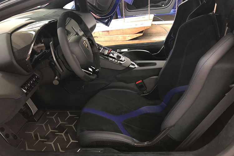 Lamborghini Aventador LP750-4 SV có trọng lượng giảm 50 kg so với "người anh em" Aventador LP700-4. Chưa dừng lại ở đó, khối động cơ V12, dung tích 6,5 lít ở bản tiêu chuẩn khi lắp lên siêu xe hàng hiếm Lamborghini Aventador SV đã được tinh chỉnh lại mang đến công suất tối đa lên mức 750 mã lực, tăng thêm 50 mã lực.