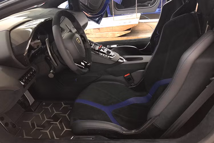 Lamborghini Aventador LP750-4 SV có trọng lượng giảm 50 kg so với "người anh em" Aventador LP700-4. Chưa dừng lại ở đó, khối động cơ V12, dung tích 6,5 lít ở bản tiêu chuẩn khi lắp lên siêu xe hàng hiếm Lamborghini Aventador SV đã được tinh chỉnh lại mang đến công suất tối đa lên mức 750 mã lực, tăng thêm 50 mã lực.