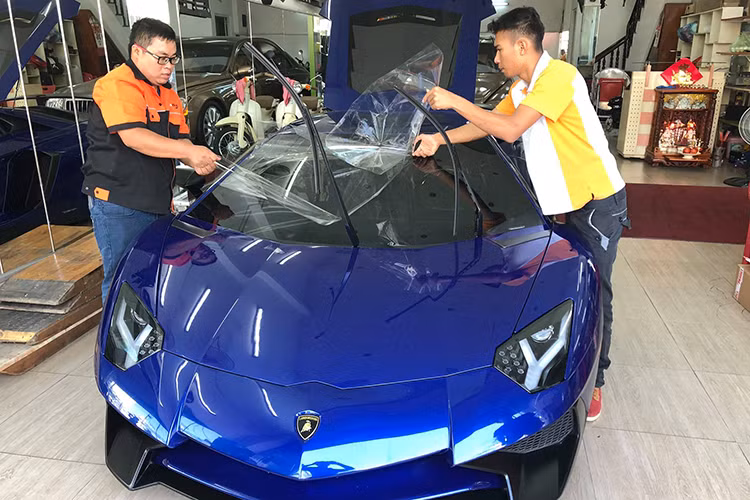 Ngay sau khi được ông chủ công ty nhập khẩu tư nhân quận 5, TP HCM mua lại, chiếc siêu xe cực hiếm Lamborghini Aventador SV từng thuộc sở hữu của Minh Nhựa đã được chủ mới lột bỏ đi lớp đề-can trắng, đỏ cùng những logo được dán trước đó để đưa về nguyên bản.