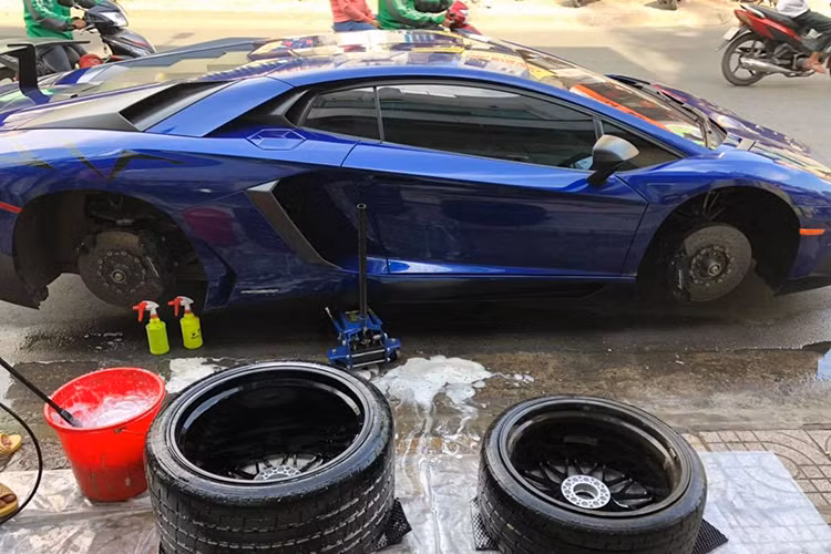 Siêu xe Lamborghini Aventador LP750-4 SV Coupe chỉ có đúng 600 chiếc sản xuất trên toàn thế giới và chỉ mới có 1 chiếc xuất hiện tại Việt Nam. Ngoài ra, một doanh nhân Hà Nội cũng đang sở hữu đúng 1 trong số 500 chiếc siêu xe Lamborghini Aventador LP750-4 SV Roadster.