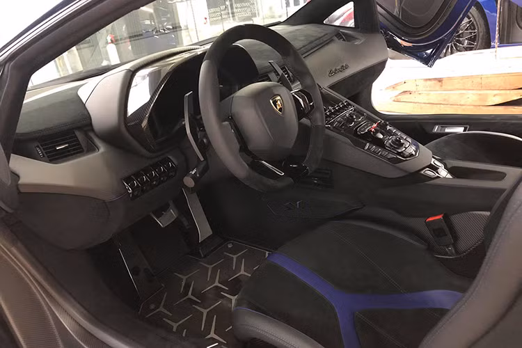 So với phiên bản tiêu chuẩn, Lamborghini Aventador LP750-4 SV của Minh Nhựa có các hốc gió trước thiết kế lại, bên hông xe được trang bị thêm cánh lướt gió mới và đuôi xe có sự thay đổi ở bộ khuếch tán, lưới tản nhiệt, ống xả nhưng đáng kể nhất là cánh lướt gió cố định cỡ lớn bằng sợi carbon.