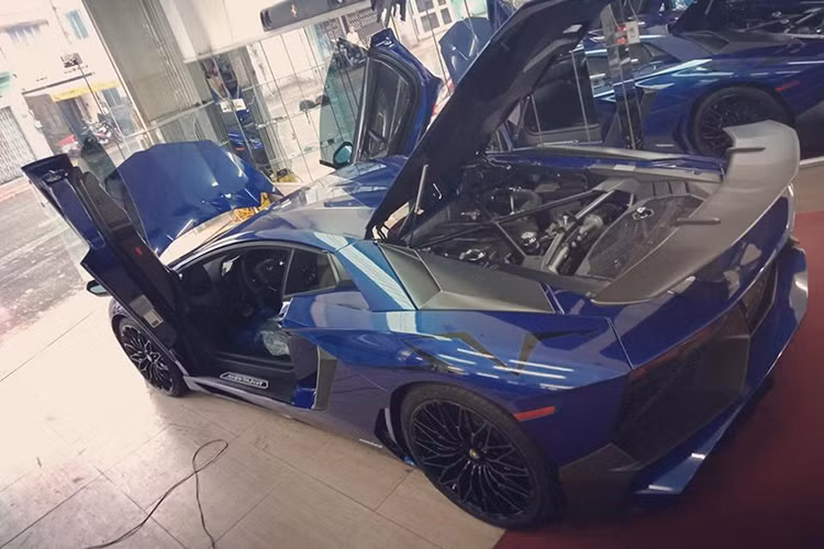 Hiện tại, ngoại thất của chiếc siêu xe Lamborghini Aventador SV đã trở về màu sơn nguyên bản là xanh dương. Không chỉ được lột bỏ bộ áo cũ, "siêu bò" này còn được "trùng tu" lại ngoại thất. Thậm chí, cả 4 bánh xe cũng được tháo ra để vệ sinh cho sạch sẽ.