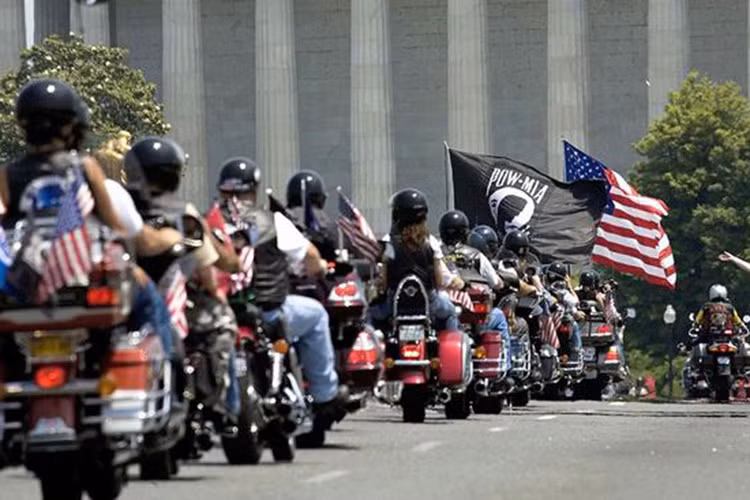 “Khi cần thiết, chúng tôi sẽ tạo thành một bức tường bằng người thật”, Dailymail dẫn lời ông Cox nói. Ông cho hay về cơ bản nhóm diễu hành không dùng bạo lực nhưng họ sẽ sẵn sàng để ngăn chặn người biểu tình quá khích nào gây ảnh hưởng tới lễ nhậm chức của Trump.