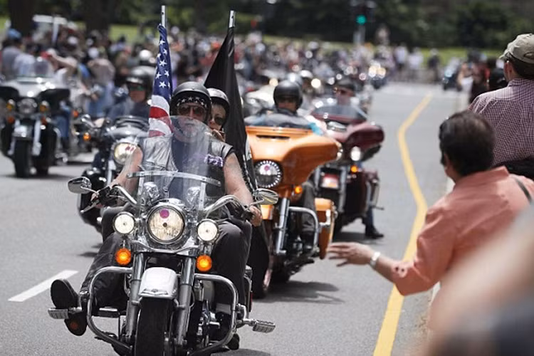 Lễ nhậm chức của tổng thống đắc cử Donald Trump dự kiến thu hút 800.000 người. Hàng chục nghìn người biểu tình cũng dự kiến tụ tập ở thủ đô Washington nhằm phá hỏng lễ nhậm chức của ông. Trong khi đó, nhiều nghị sĩ Mỹ tuyên bố sẽ không tham dự buổi lễ này.