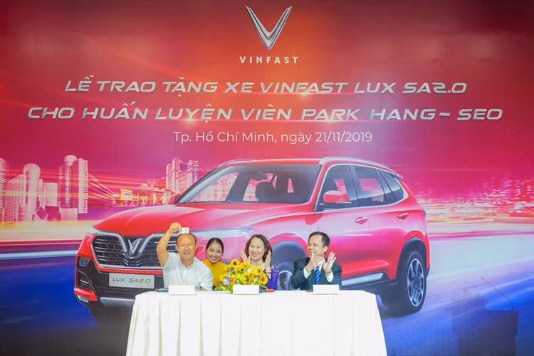 Chiếc xe SUV VinFast Lux SA2.0 mới được dành tặng HLV Park Hang-seo là phiên bản cao cấp (Premium), được trang bị động cơ 2.0L I-4 DOHC, công suất tối đa 228 mã lực, mô-men xoắn cực đại 350 Nm, đi kèm hộp số ZF tự động 8 cấp cùng hệ dẫn động hai cầu (AWD).