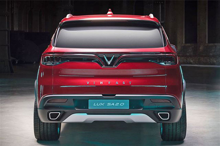 Khi mới ra mắt thị trường, giá xe Vinfast Lux SA2.0 bán ra từ 1,136 tỷ đồng (chưa VAT) đi kèm gói “3 không cộng ưu đãi”, đây là chính sách giá đặc biệt được VinFast áp dụng. Tuy nhiên, hiện mức giá kể từ tháng 11/2019 của xe đang bán ra tại Việt Nam từ 1,530-1,803 tỷ đồng.