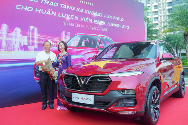 Xe sở hữu các trang bị và tính năng an toàn cao cấp như hệ thống 6 túi khí, chống bó cứng phanh (ABS), phân phối lực phanh điện tử (EBD), hỗ trợ phanh khẩn cấp (BA), cân bằng điện tử (ESC), chống trượt (TCS), hỗ trợ khởi hành ngang dốc (HSA), camera 360 độ quanh thân xe…, VinFast Lux SA2.0 đã nhận được chứng chỉ an toàn 5 sao của ASEAN NCAP.